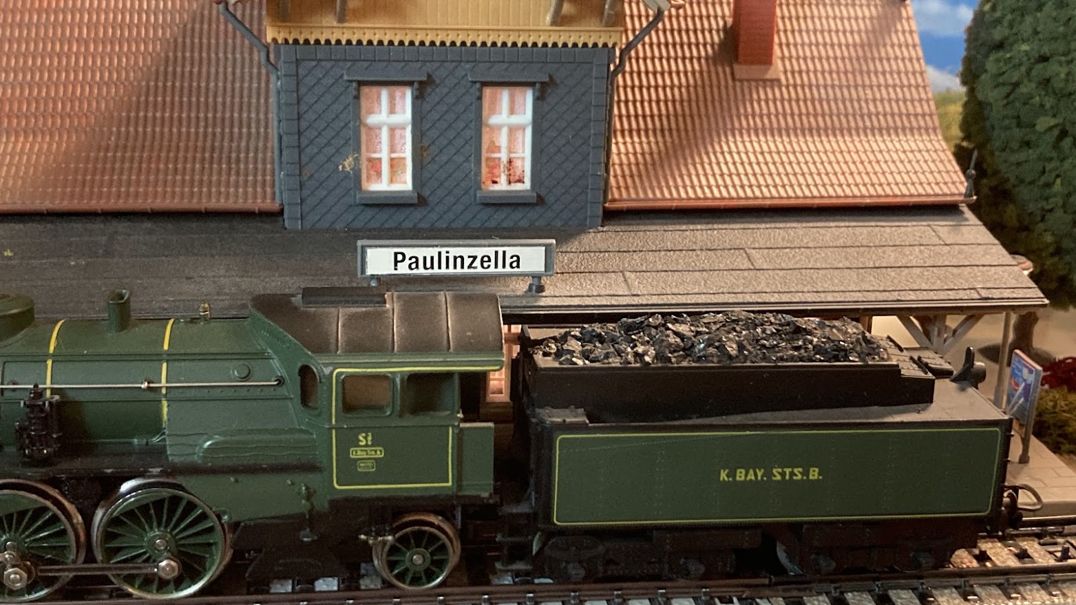 Märklin Loc 3092 langs Station Paulinzella