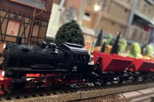 Historie op de baan, de rode kiepwagens