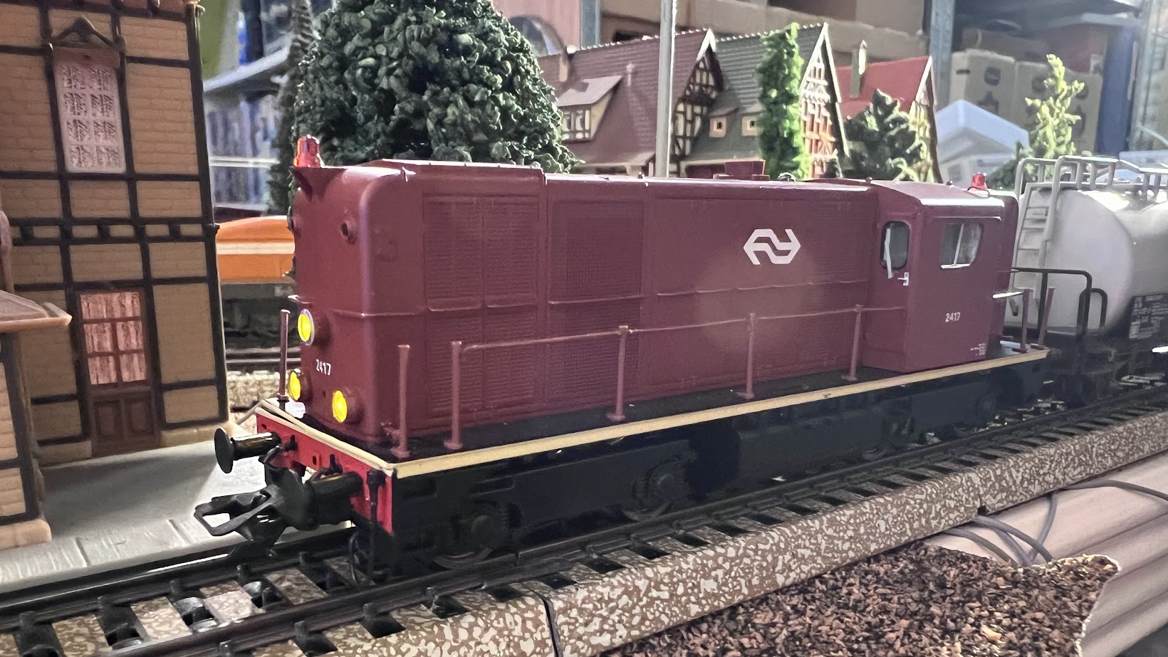 ROCO NS loc 2417 met oliewagons CAB en EVA
