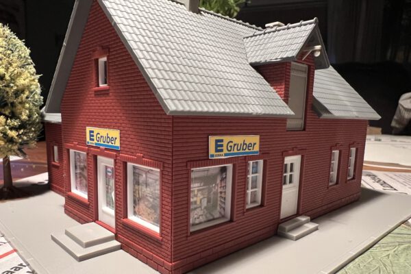 EDEKA Gruber is geopend! PIKO  H0 61831