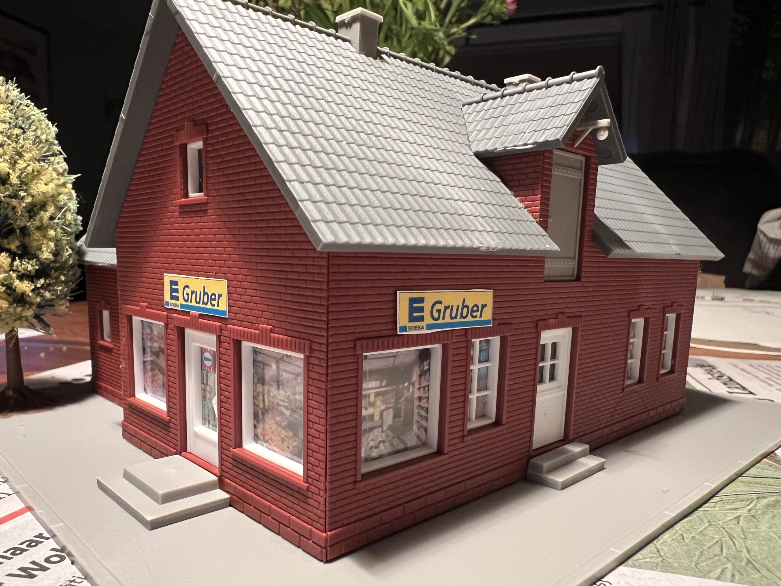 EDEKA Gruber is geopend! PIKO  H0 61831